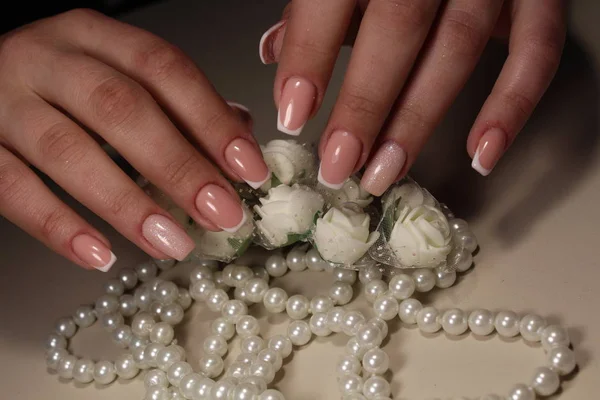 Design de manicure francês suave com flores — Fotografia de Stock