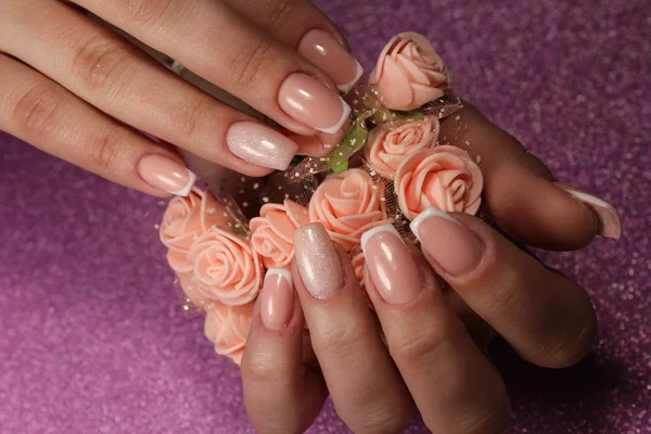 Design de manicure francês suave com flores — Fotografia de Stock
