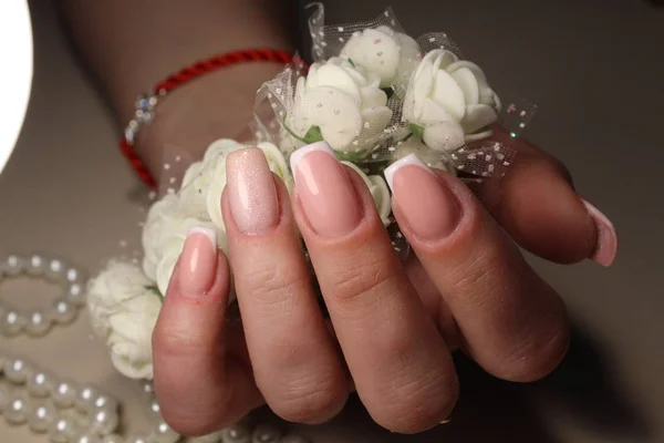 Design de manicure francês com flores — Fotografia de Stock