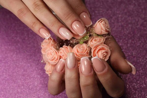 Projekt do manicure francuski z kwiatami — Zdjęcie stockowe