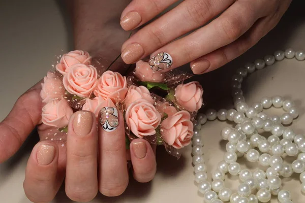 Diseño de manicura con hermoso patrón — Foto de Stock