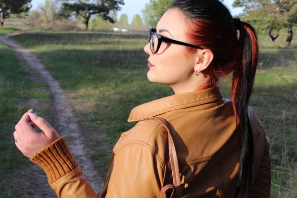 Linda menina bonita na natureza — Fotografia de Stock