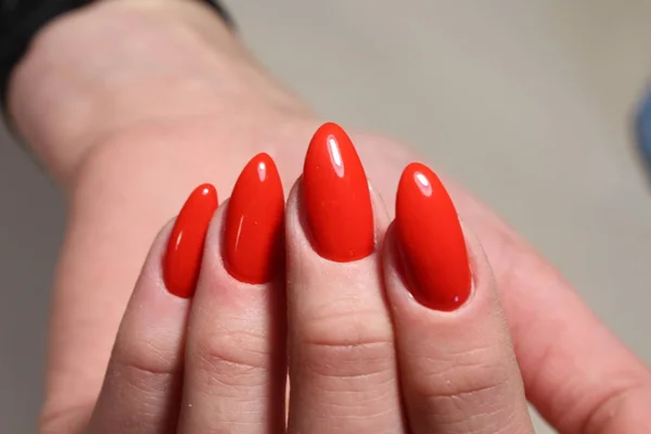 Маникюр с красными ногтями — стоковое фото