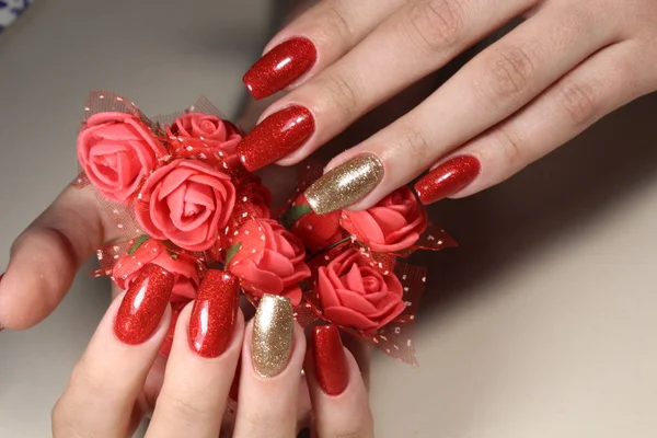 Manicure nagels rood en goud — Stockfoto