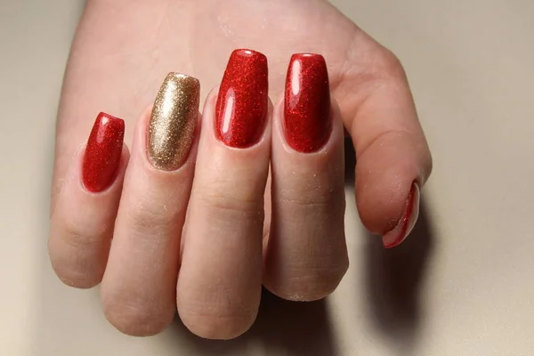 Manikúra nehty červené a zlaté — Stock fotografie