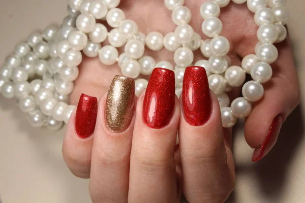 Manicure nagels uitgebreid helder rood en goud kleur — Stockfoto