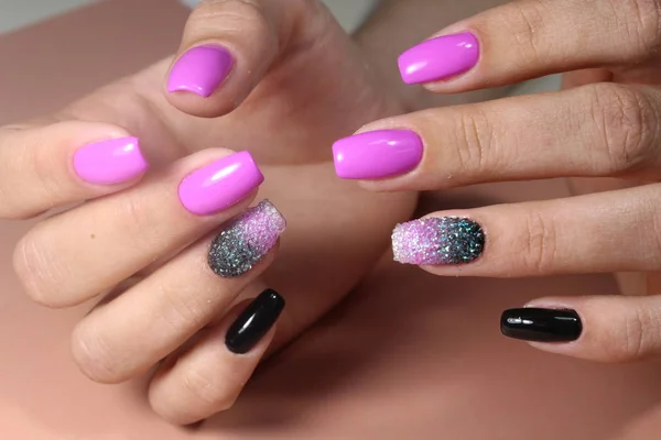 Prachtig design van manicure in roze kleur — Stockfoto