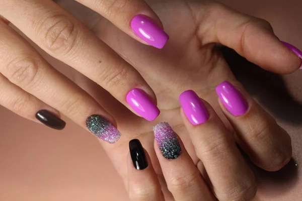 Prachtig design van manicure in roze kleur — Stockfoto