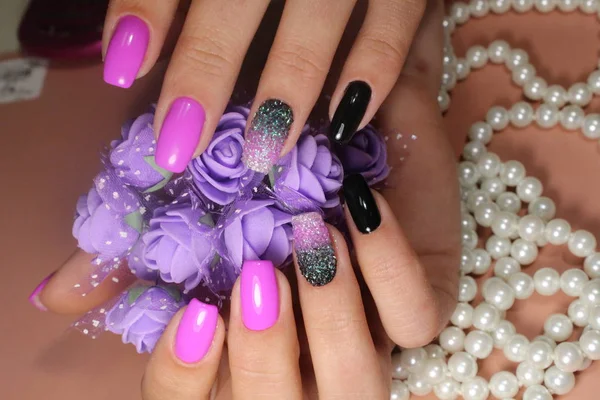 Manikür süsler ile güzel tasarım