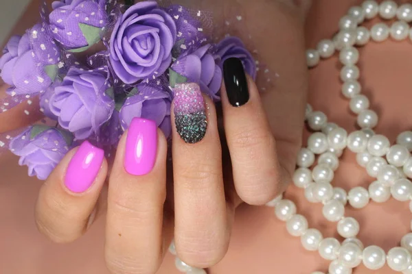 Belo desenho de manicura com ornamentos — Fotografia de Stock