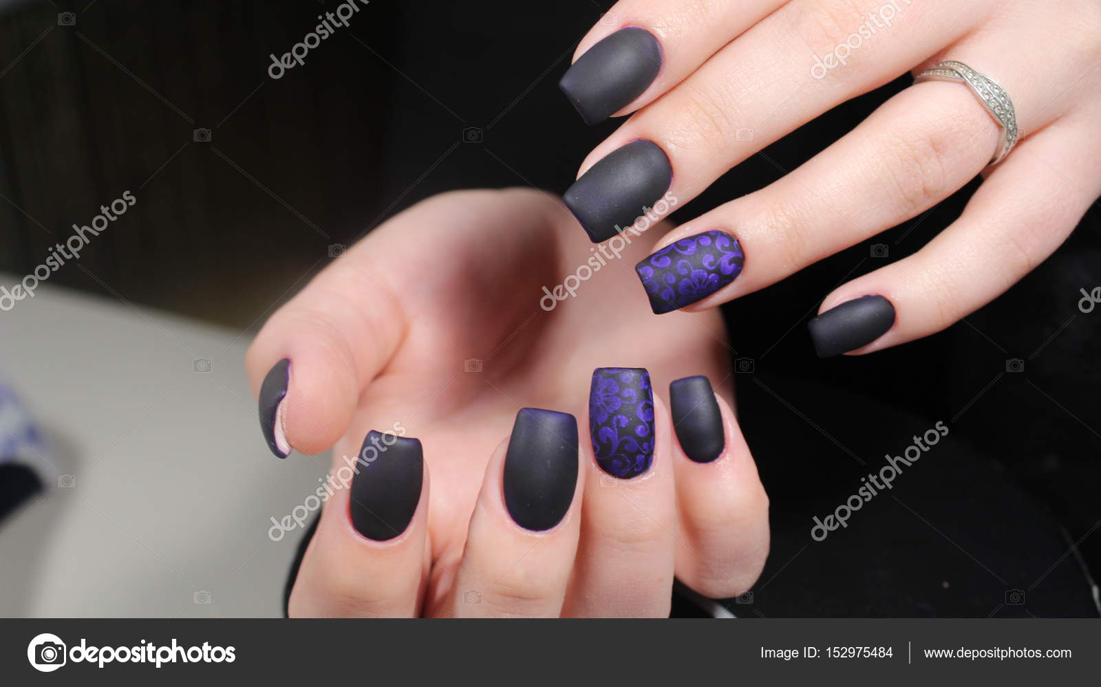 Uñas negras con diamantes | Diseño de uñas de negro y azul ...