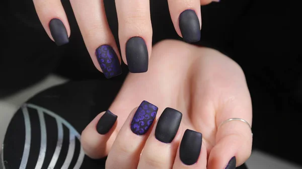 Design van manicure mat zwarte en blauwe nagels — Stockfoto