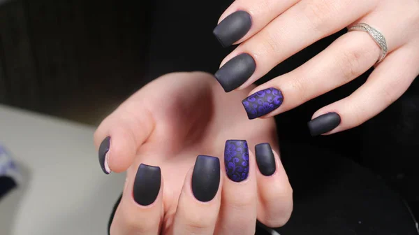 Design van manicure mat zwarte en blauwe nagels — Stockfoto