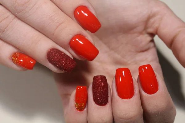 Młodzieży Red manicure, aksamit — Zdjęcie stockowe