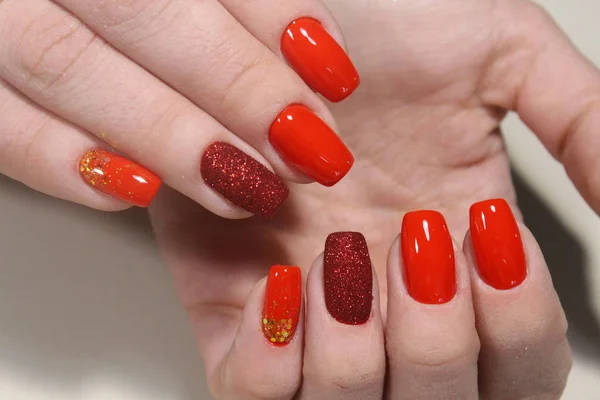 Rode manicure, fluweel met sparkles — Stockfoto