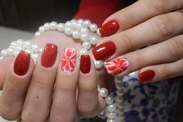 Manicure nagels uitgebreid helder rood — Stockfoto
