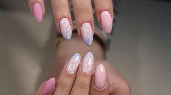Manicure ontwerp met een patroon op de nagels — Stockfoto