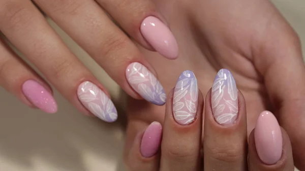 Manikür tasarımı ile çivi izi