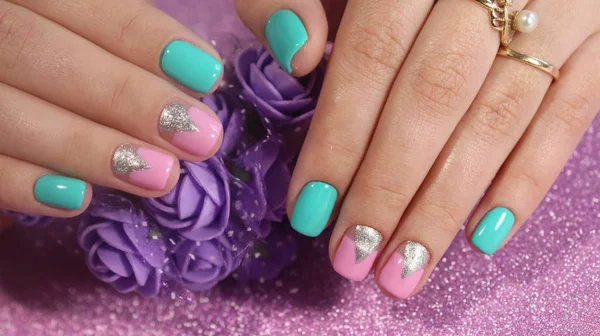 Diseño colorido de manicura para el verano — Foto de Stock