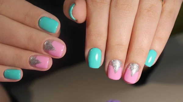Renkli manikür tasarım yaz için