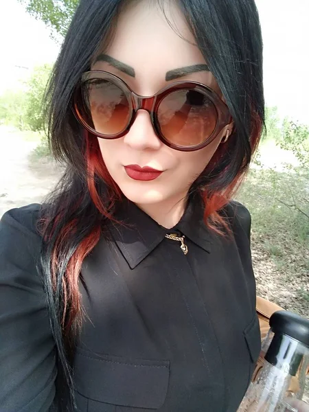 Chica encantadora con gafas —  Fotos de Stock