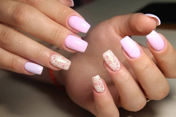 Güzel manikür jel cila ile