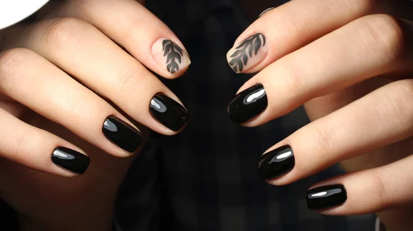 Zarif bir manikür desenli siyah renk olduğunu