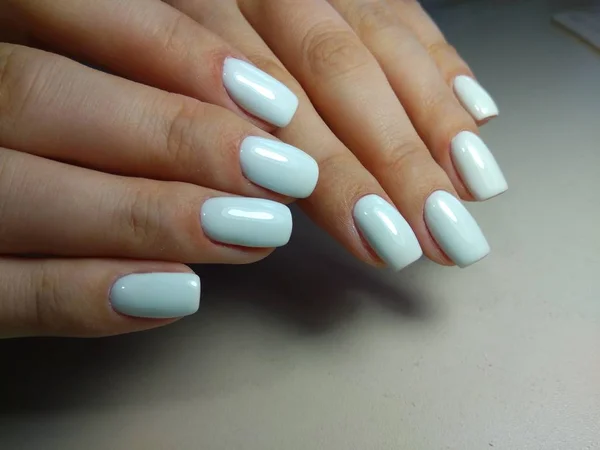 Bellissimo gel manicure con lacca — Foto Stock