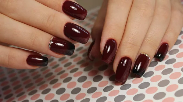 Manicure design gradient burgundy — Stock Photo, Image