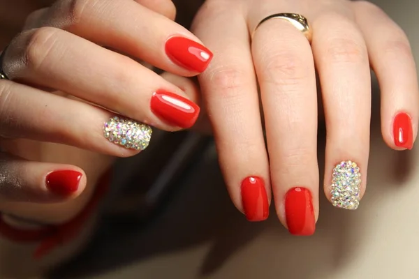 Manicure ontwerp rode nagels met strass — Stockfoto