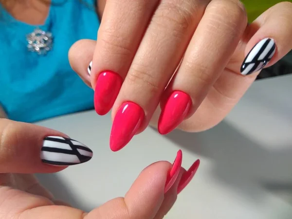 Güzel eller renkli tırnaklar, tırnak