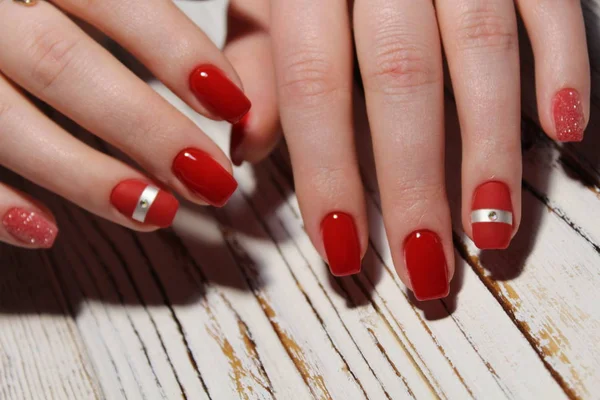 Unhas tratadas coloridas com esmalte vermelho — Fotografia de Stock