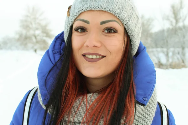 Vacker flicka i en snöig skog — Stockfoto