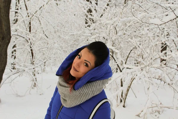 Chica ucraniana en un hermoso bosque —  Fotos de Stock