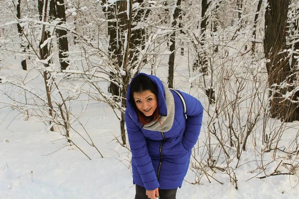Ukrainska flicka i en vacker skog — Stockfoto