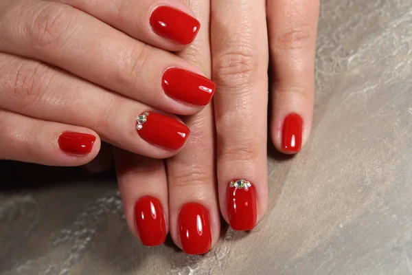 빨간 매니큐어와 잘 손질 된 손톱 색깔 — 스톡 사진