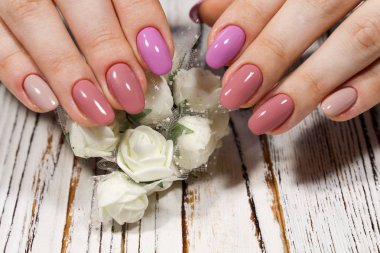 güzel manikür elleriyle