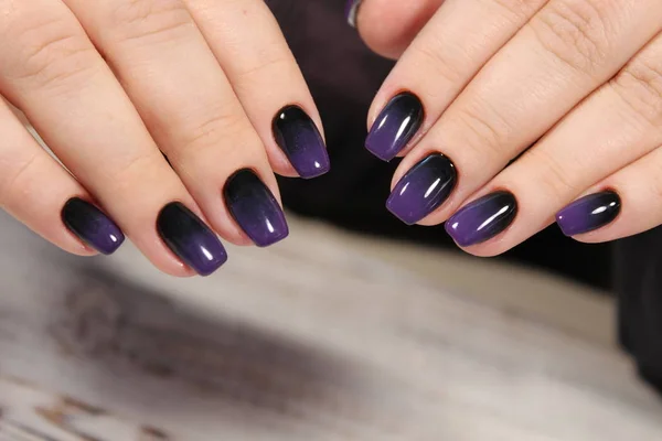 Ręce z piękny manicure — Zdjęcie stockowe