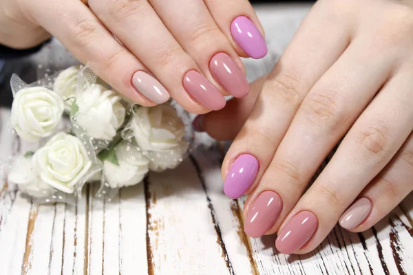 Manicura perfecta y uñas naturales . — Foto de Stock