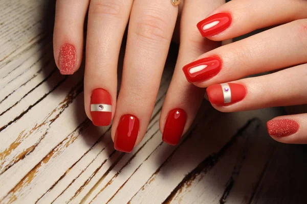 Manicura uñas de color rojo esmalte de uñas — Foto de Stock