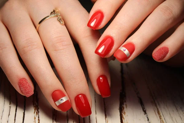 Manicure - Foto de tratamento de beleza de unhas de mulher bem cuidada . — Fotografia de Stock