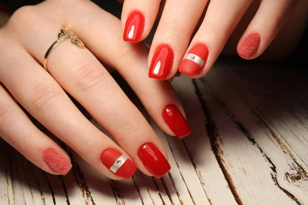 Manikyrerade naglar färgad med rött nagellack — Stockfoto