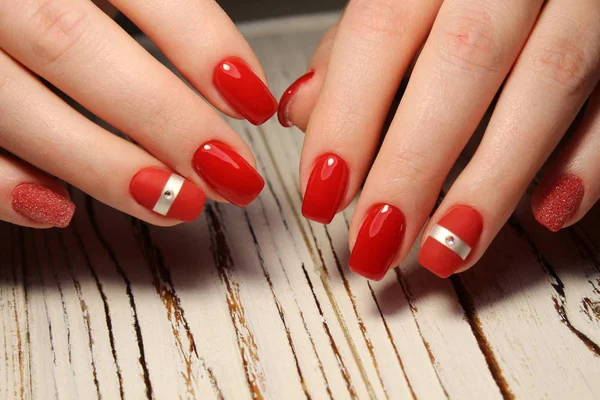 Manicure - Foto de tratamento de beleza de unhas de mulher bem cuidada . — Fotografia de Stock