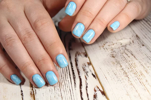 Fechar as mãos da mulher com design de unhas . — Fotografia de Stock