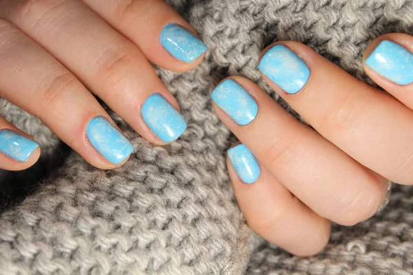 Kerst ontwerp manicure met sneeuwvlokken. — Stockfoto