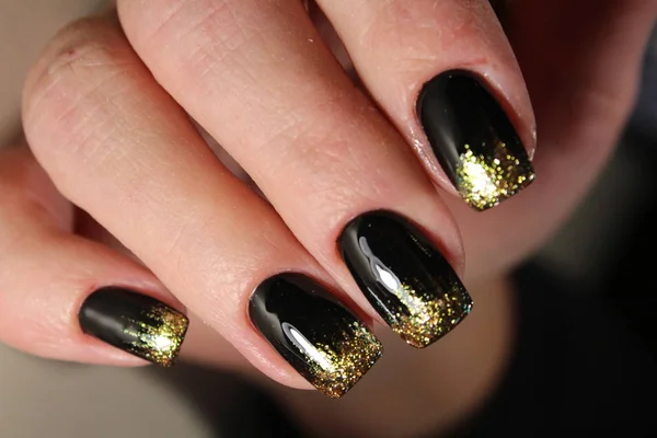 Design della manicure serale in colore nero e oro — Foto Stock