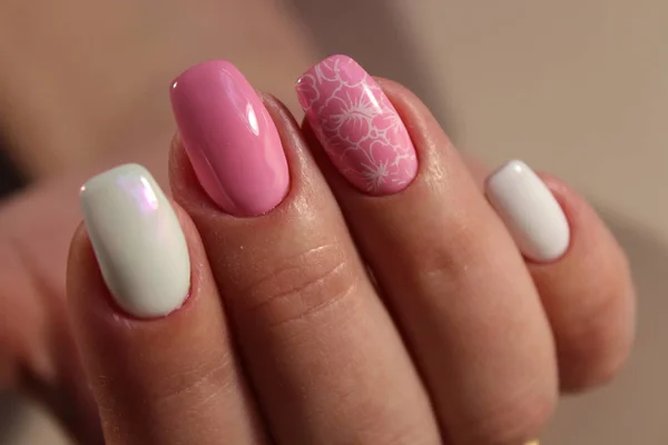 El diseño de la manicura el color rosado y blanco —  Fotos de Stock