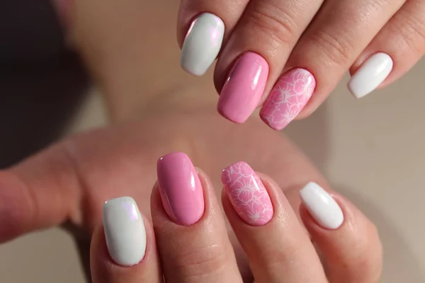 Ontwerp van manicure roze en wit van kleur — Stockfoto