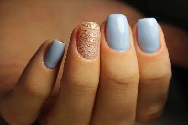 Manicure ontwerp lijnen, blauwe nagels — Stockfoto