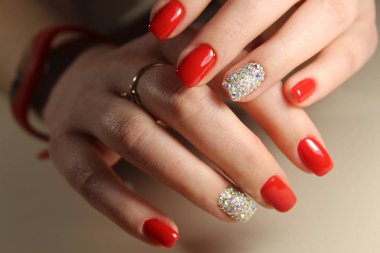 Kırmızı çivi ile rhinestones